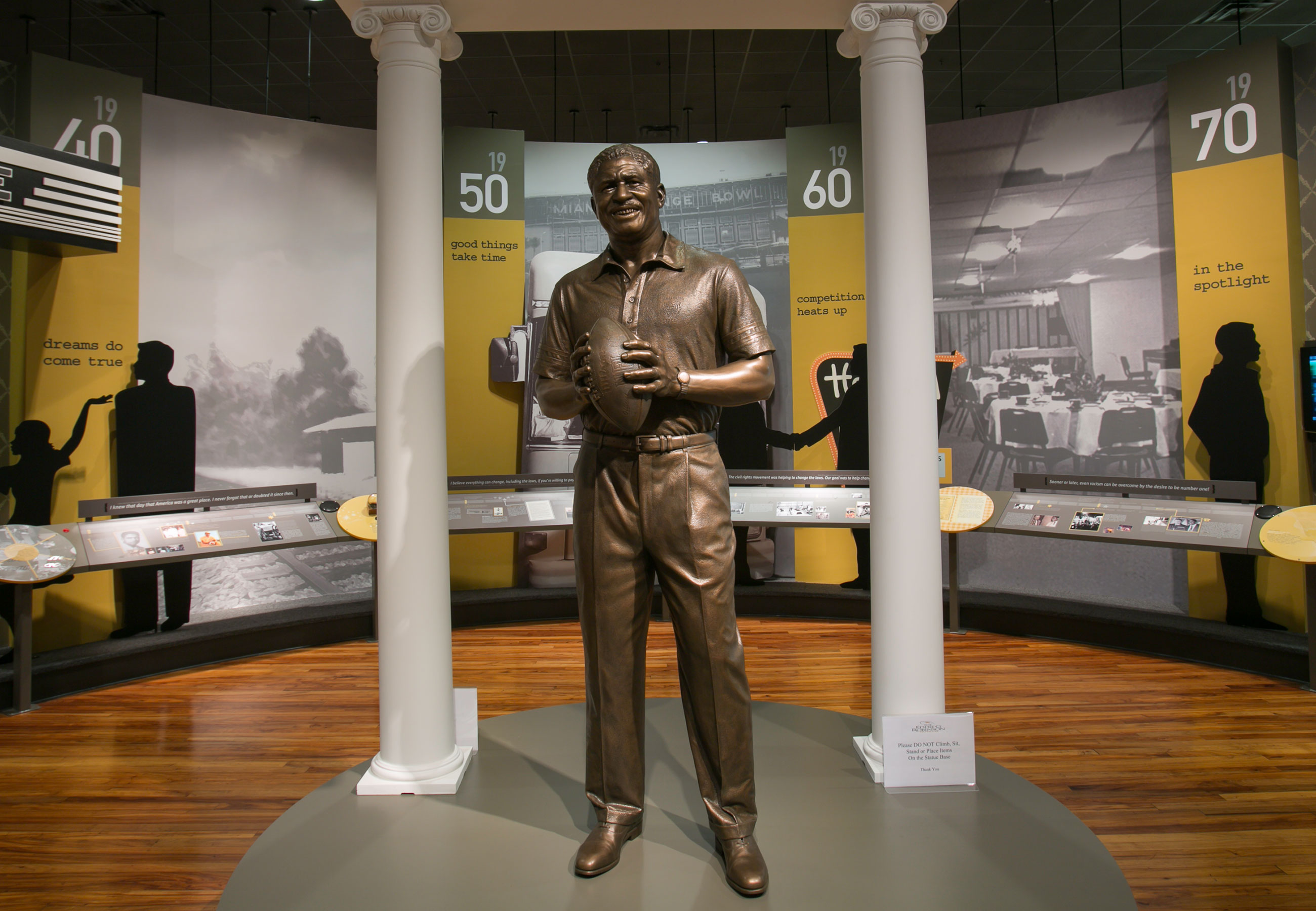 Eddie G Robinson Museum statue