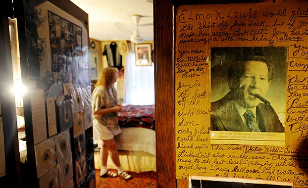 Frankie Jean Lewis Terrell gives a tour of the Lewis home in Ferriday in 2010. (Ben Hillyer / Natchez the Magazine)