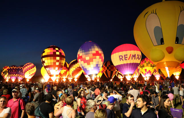 Enjoy live music and great food at the Red River Balloon Rally.