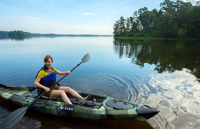 girl paddling a lake in Kisatchie National Forest