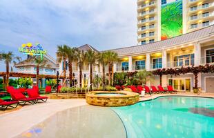 An image of the Margaritaville Resort Casino Bossier City pool.
